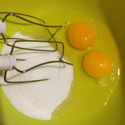 Оставшиеся 2 яйца и сахар взбить миксером в течение 3-4 минут