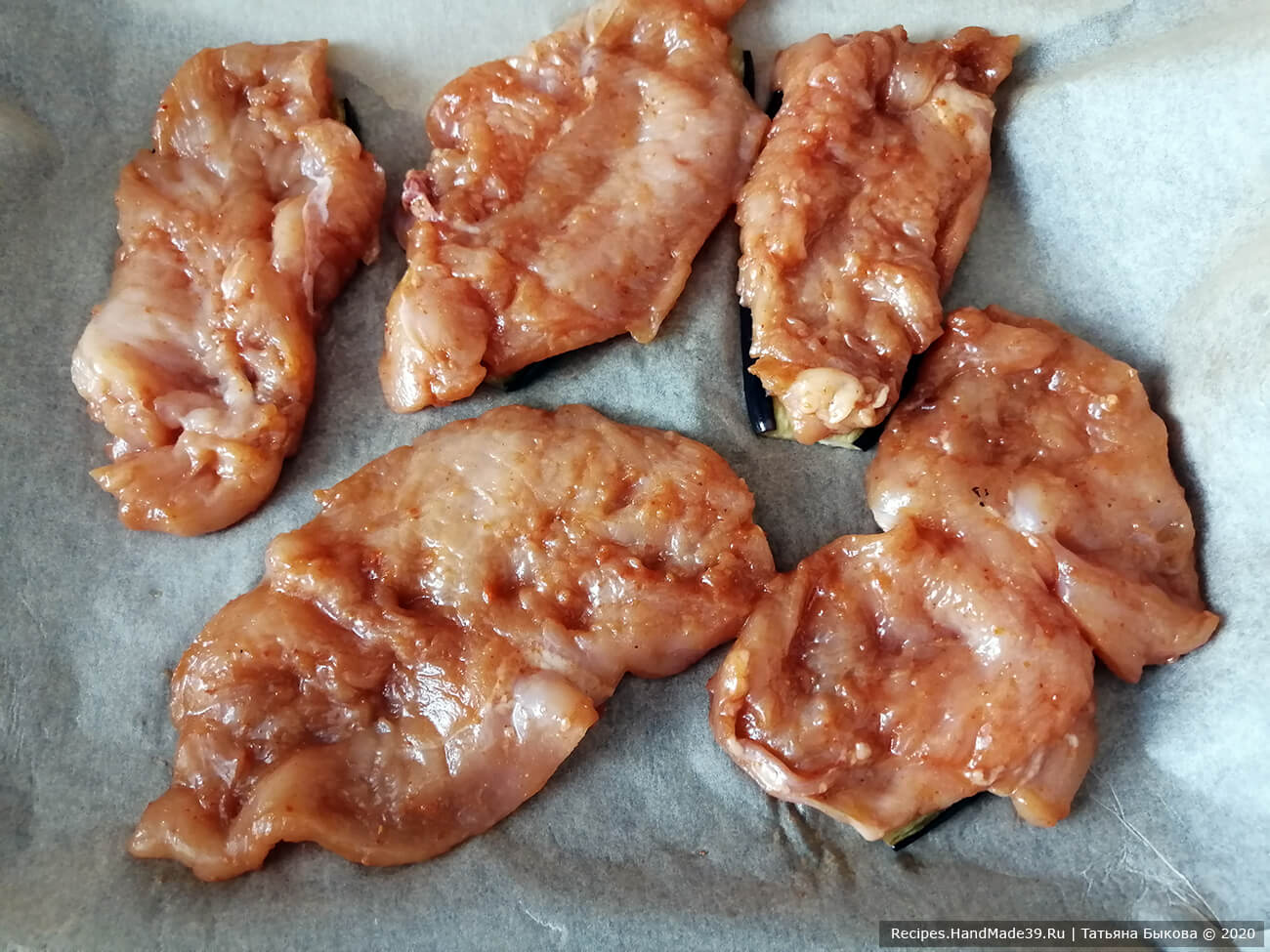 Сборка шашлычков: кладём подготовленное куриное филе на баклажановый слайс