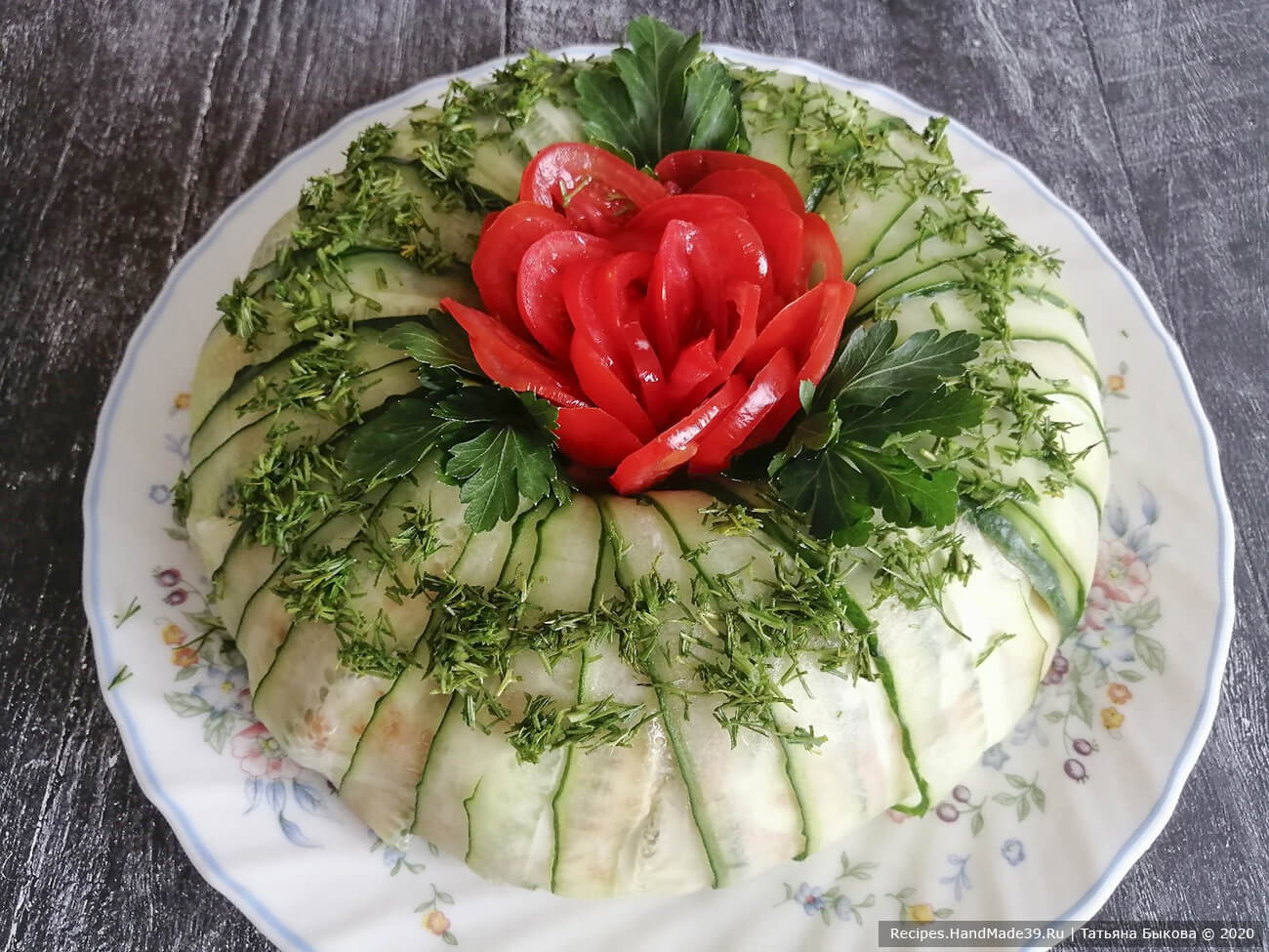 Украсить салат розочкой и посыпать измельчённым укропом и листиками петрушки
