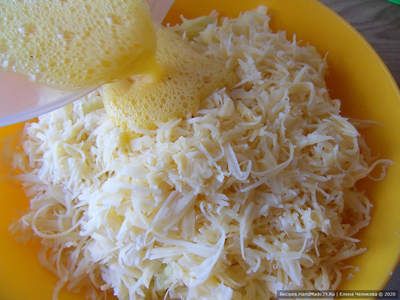 Картофельное пюре посыпать тёртым сыром, вбить яйца, посолить и поперчить по вкусу
