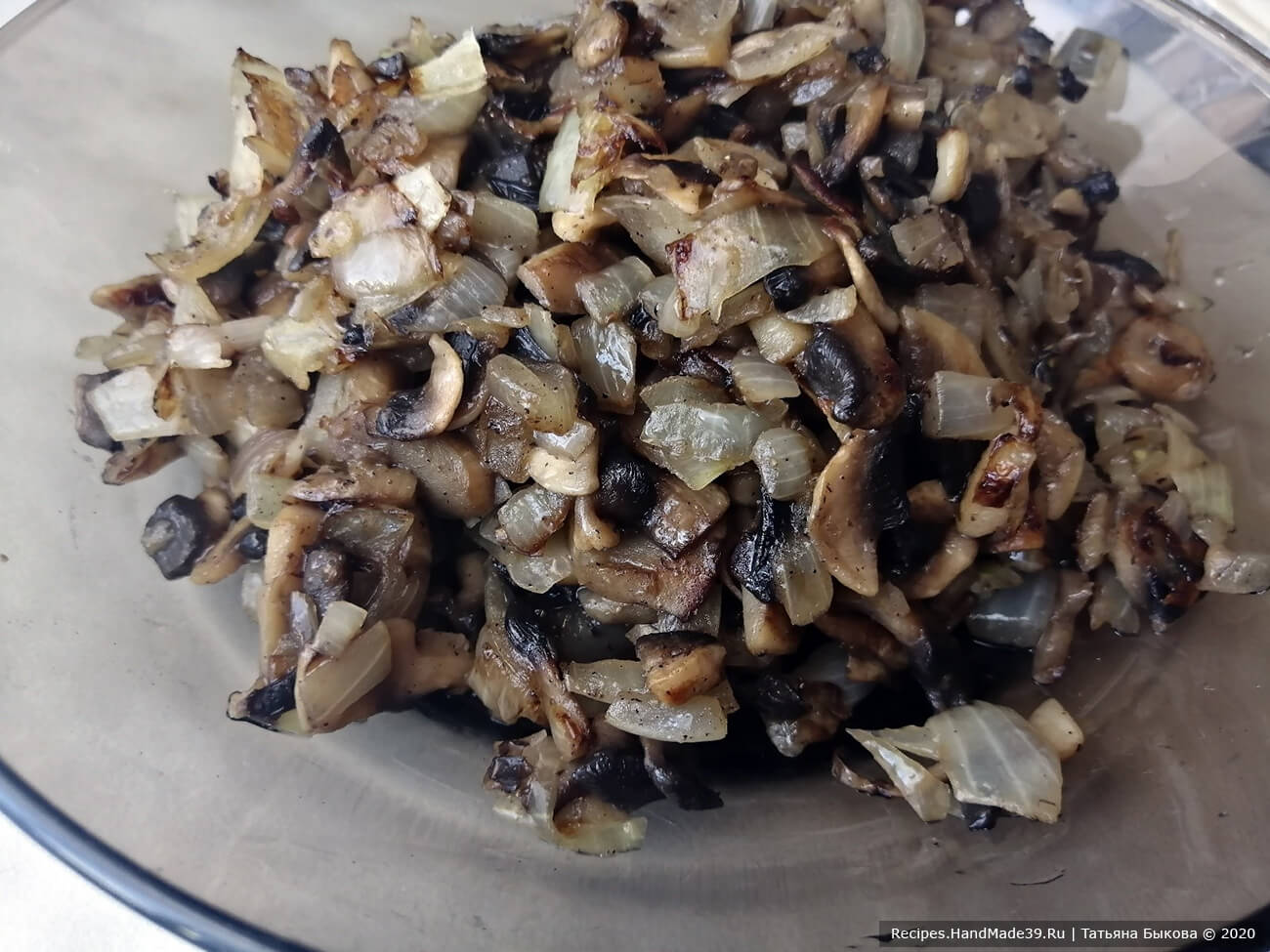 Третья начинка: нарезать мелко и обжарить грибы с луком