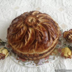 Курник из слоёного дрожжевого теста с курицей, рисом и грибами