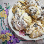 Слойка с орехами, изюмом и белковым кремом