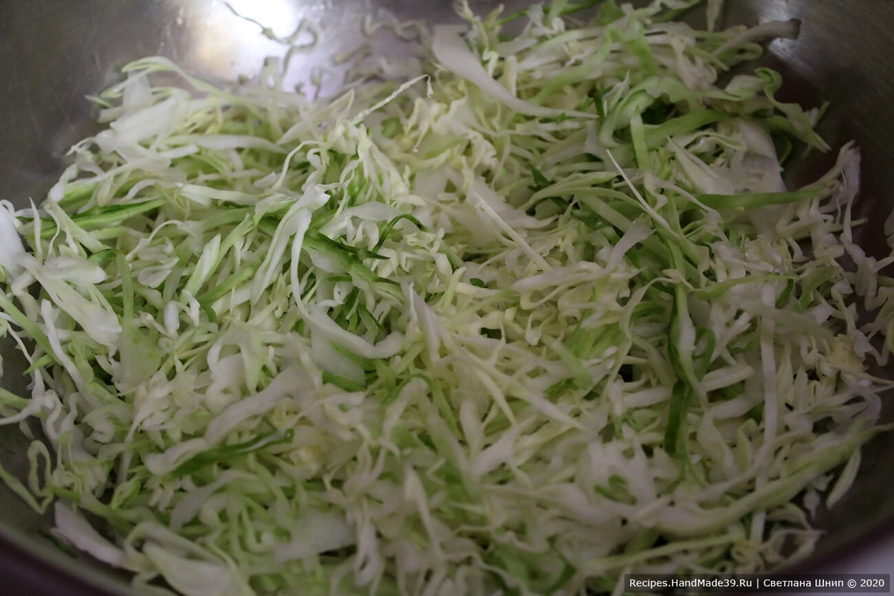 Подготовка овощей для салата: молодую капусту тонко нашинковать