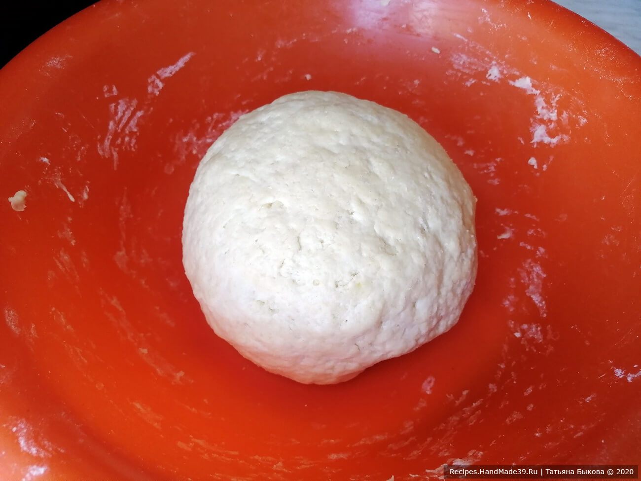 Аккуратно вымесить тесто. Сформовать из него шар, накрыть пищевой плёнкой или чистым полотенцем, положить в холодильник минимум на 4 часа, максимум на 24 часа