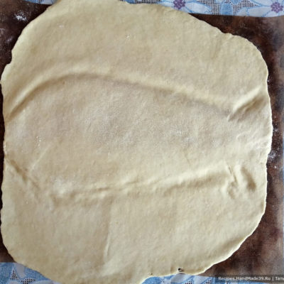 Приготовление рыбного пирога: когда тесто вылежится, раскатать его в пласт