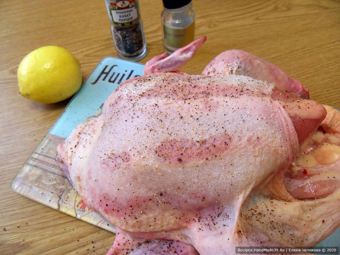 Выпотрошенную тушку курицы промыть, обсушить, натереть солью и перцем