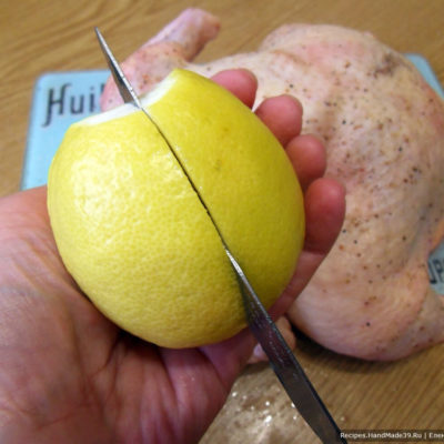 Вымытый лимон надрезать в нескольких местах