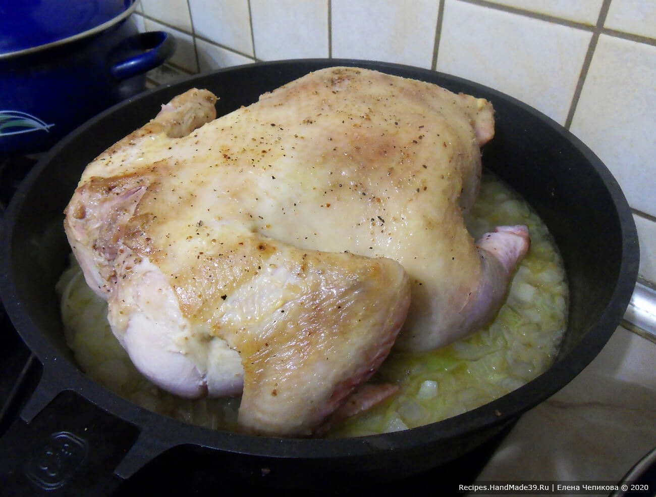 Выложить обжаренную тушку курицы на сковороду с луковой подушкой