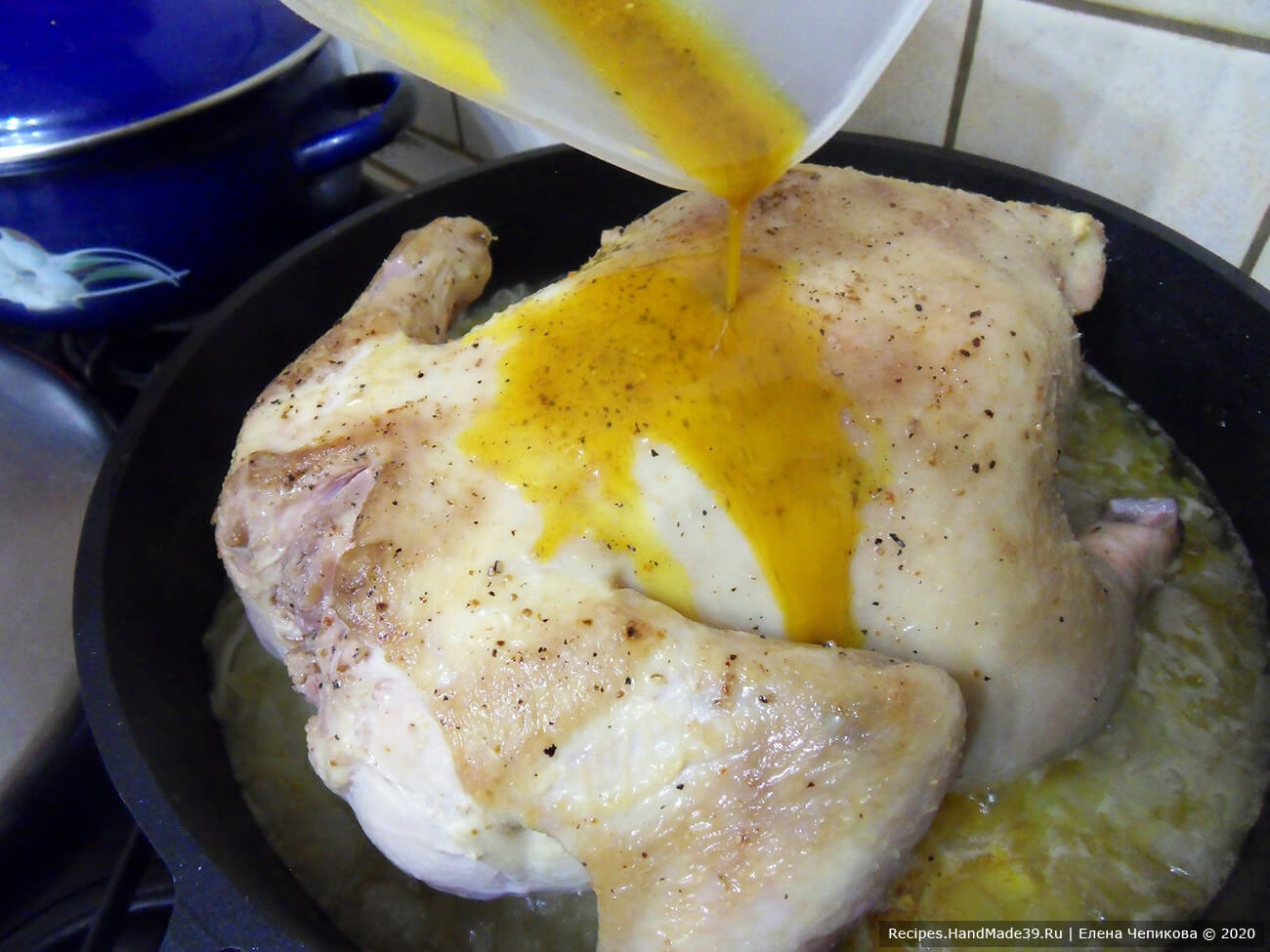 Сверху курицу полить соусом с куркумой, накрыть крышкой и тушить примерно 40 минут
