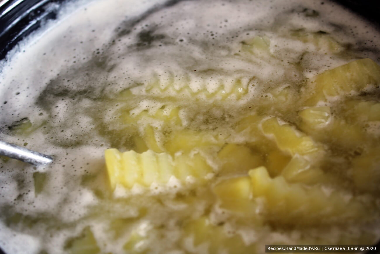 Картофель вымыть, очистить, нарезать брусочками, отварить до готовности в подсоленной воде (периодически снимать образующуюся пену), воду слить