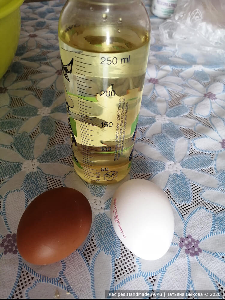 Добавить в творожную массу яйца и растительное масло