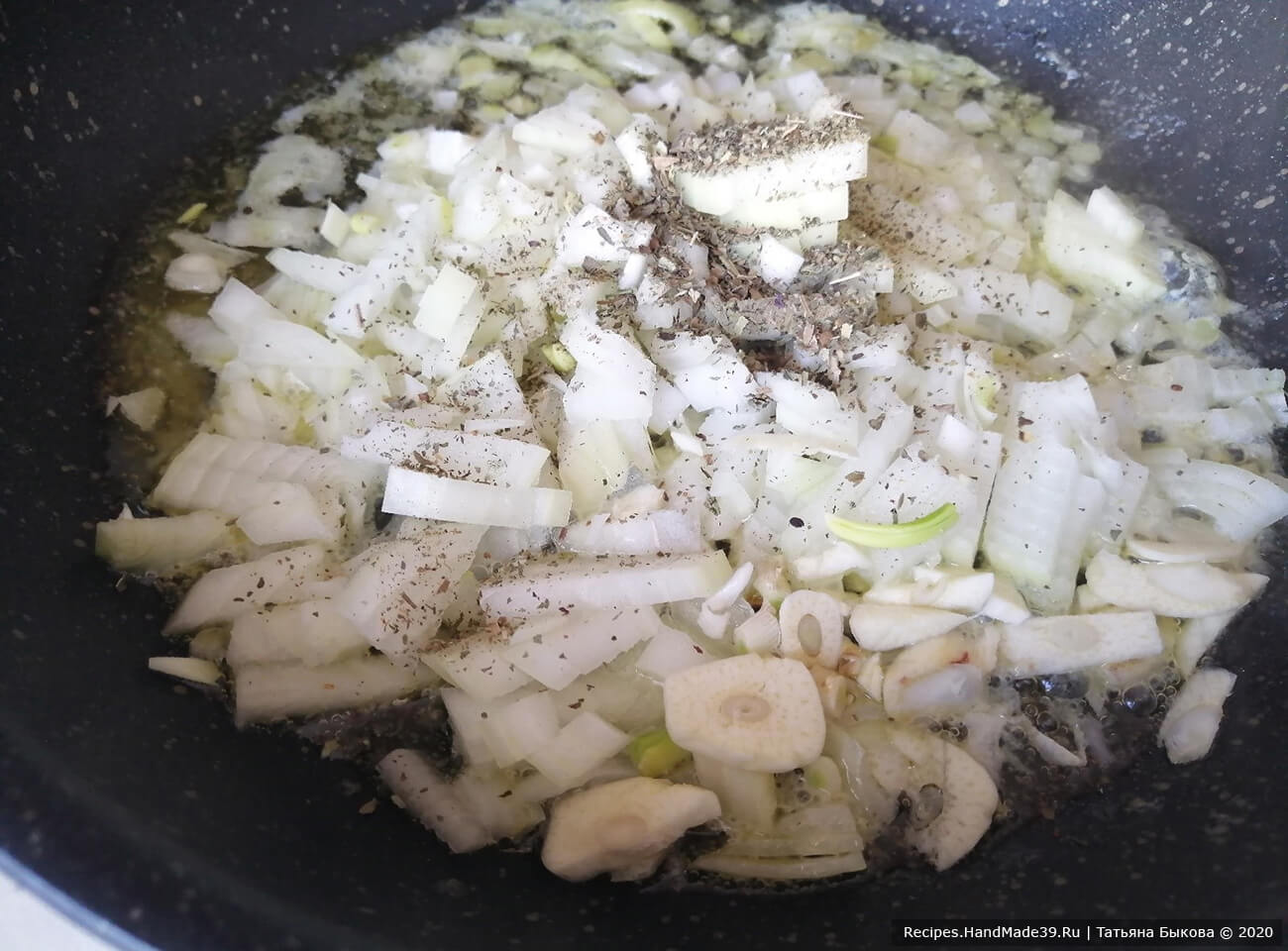 Приготовление клюквенного соуса для оленины: Растопим сливочное масло и добавим к нему мелко порезанный лук, свежий чеснок и немного базилика