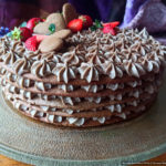 Шоколадный медовик с шоколадным заварным кремом и чернично-клюквенной прослойкой