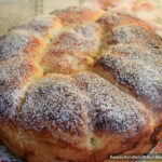 Дрожжевые пирожки с абрикосами «Ромашка», запечённые в форме