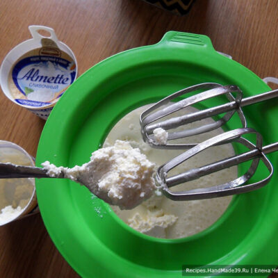 Шоколадное мороженое – фото шаг 2. Добавить в массу сливочный творожный сыр, корицу и ванильный сахар