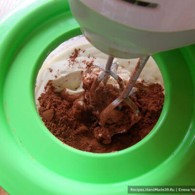 Шоколадное мороженое – фото шаг 4. Добавить в массу какао-порошок