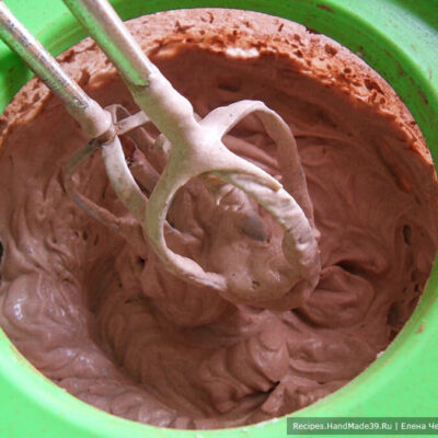 Шоколадное мороженое – фото шаг 5. Полученную смесь взбить миксером