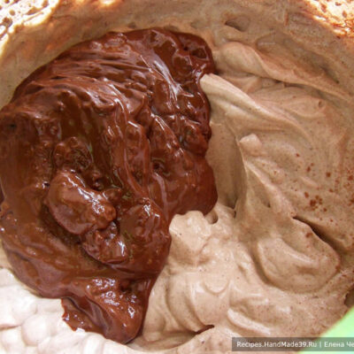 Шоколадное мороженое – фото шаг 8. Растопленный шоколад добавить в сливочно-творожную массу