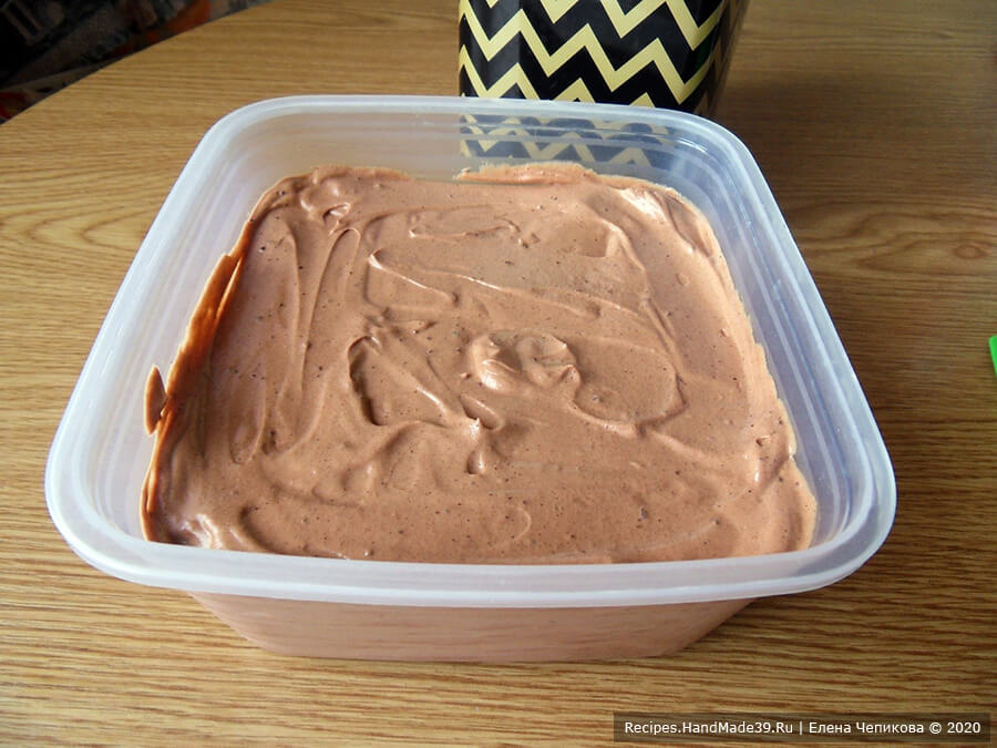 Шоколадное мороженое – фото шаг 10. Массу выложить в форму с крышкой и поместить до полного застывания в морозилку