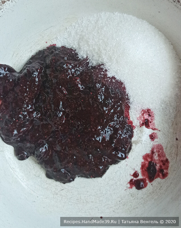 Торт с зефирным муссом – фото шаг 6. Соединить чернику (300 г) с сахаром (ориентируйтесь по своему вкусу), проварить 3 минуты