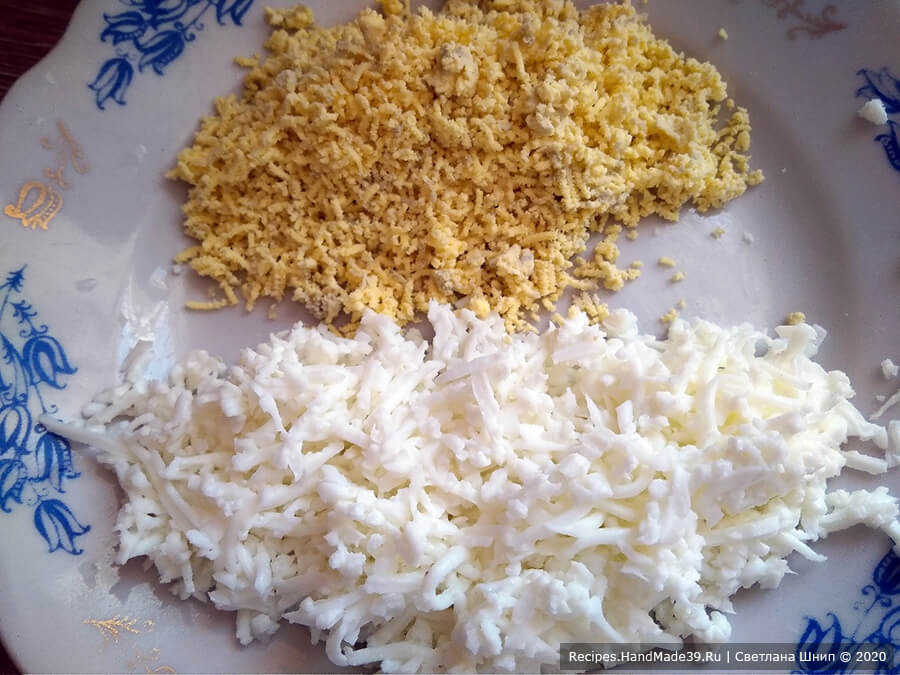 Слоёный салат из помидоров, сыра и яиц – фото шаг 1. Яйца отварить вкрутую, очистить. Натереть на мелкой тёрке отдельно белки и желтки