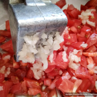 Слоёный салат из помидоров, сыра и яиц – фото шаг 3. Добавить чеснок, пропущенный через пресс. Перемешать
