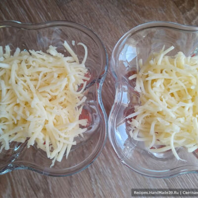 Слоёный салат из помидоров, сыра и яиц – фото шаг 6. 2-й слой – сыр