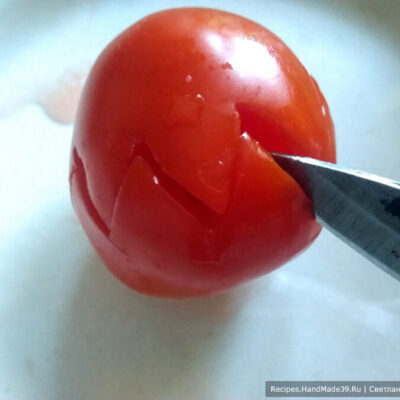 Слоёный салат из помидоров, сыра и яиц – фото шаг 9. Для праздничного оформления помидор разрезать пополам «зигзагом»