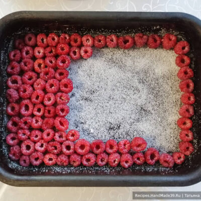 Пирог с малиной – фото шаг 1. На дно формы плотно выложить ягоды малины дырочкой вверх