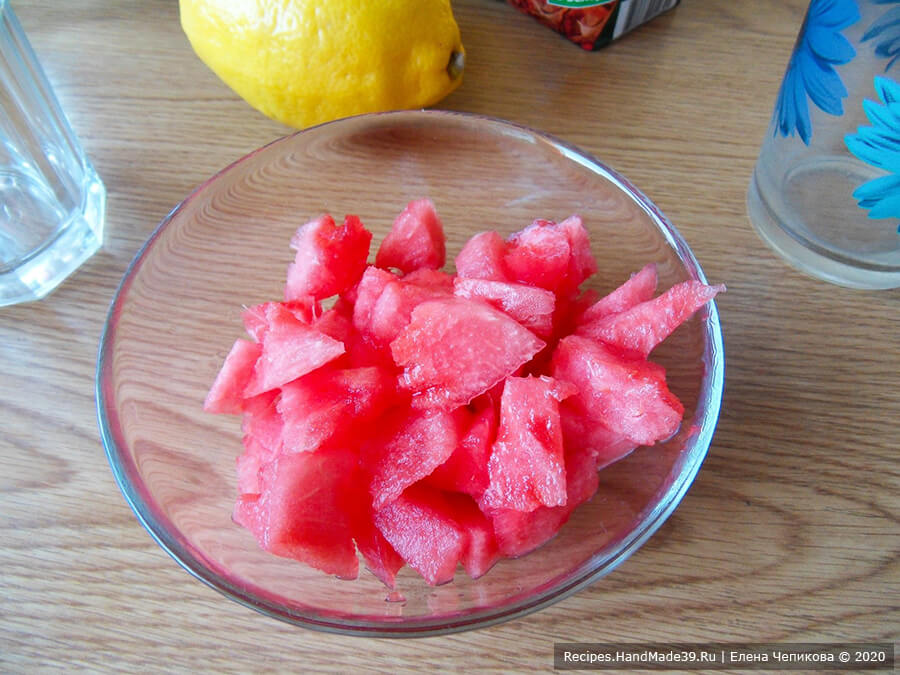 Арбузный лимонад – фото шаг 1. Мякоть арбуза нарезать маленькими кусочками