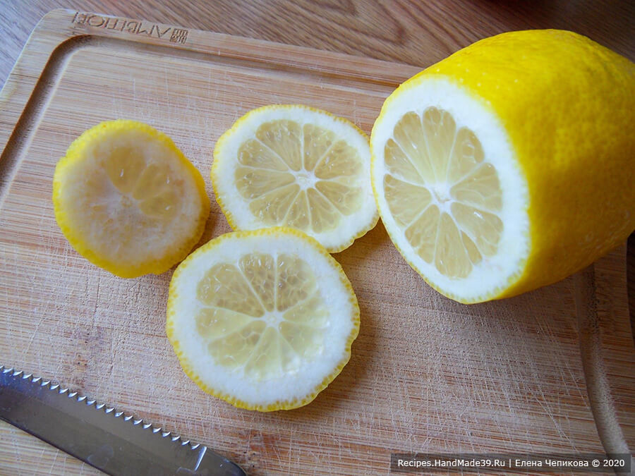 Арбузный лимонад – фото шаг 2. От вымытого лимона отрезать 2 ломтика