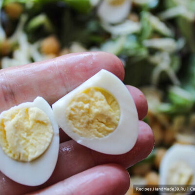 Салат с нутом и яйцом – фото шаг 9. Разложить половинки яиц
