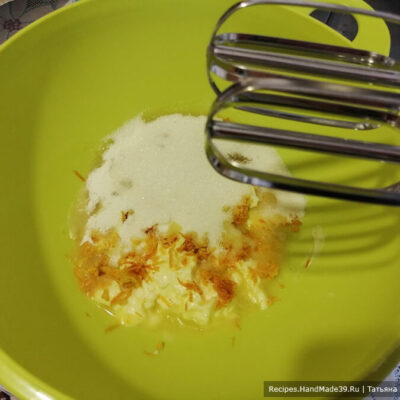 Пирог с рикоттой – фото шаг 1. Соединяем мягкое сливочное масло, ванильный сахар, соль, цедру 1 лимона