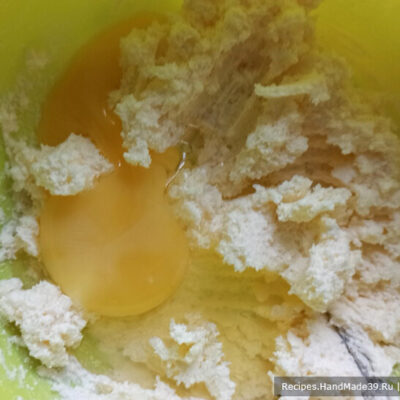 Простой пирог с творогом – фото шаг 2. Соединить сливочное масло и сахар, затем добавить яйцо. Перемешать.