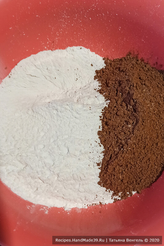 Бисквитный торт с конфи – фото шаг 9. Муку соединить с какао и разрыхлителем