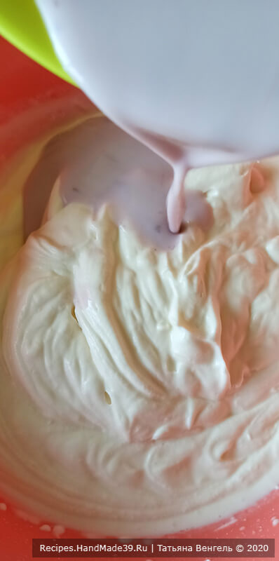 Бисквитный торт с конфи – фото шаг 17. Соединить массу с йогуртовой смесью, перемешивая