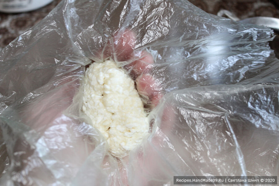 Сырники в духовке – фото шаг 9. С помощью пищевой плёнки руками сформировать продолговатый сырник-пирожок