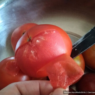 Томатно-сливовый соус – фото шаг 2. Воду слить, со слив и помидоров снять кожицу ножом