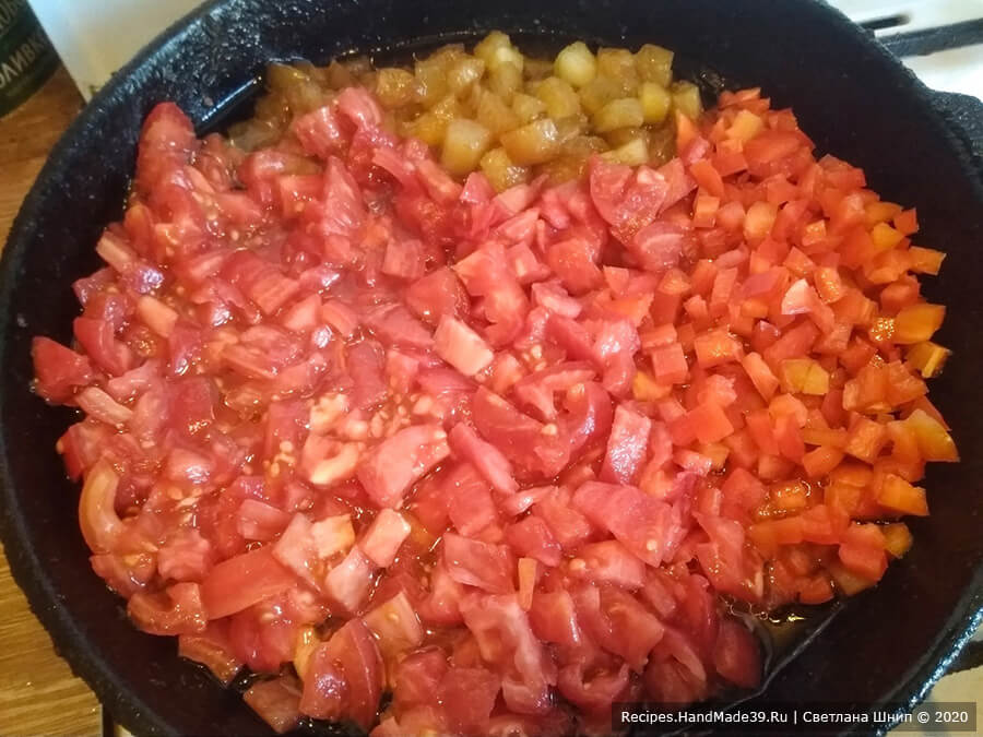 Томатно-сливовый соус – фото шаг 4. В хорошо разогретую сковороду налить 1 ст. л. оливкового масла, выложить помидоры и сливы, сладкий или острый перец сладкий, соль, сахар