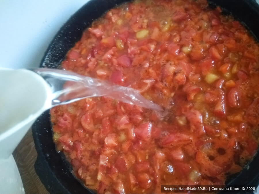 Томатно-сливовый соус – фото шаг 5. Когда смесь прогреется, налить воду так, чтобы она покрывала помидоры