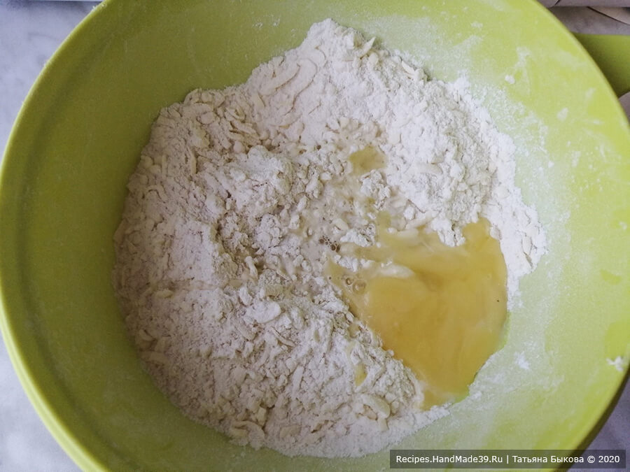 Яблочный пирог с карамелью – фото шаг 2. Яичные желтки отделить от белков. Влить желтки и воду с лимоном в мучную смесь