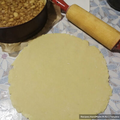 Яблочный пирог с карамелью – фото шаг 10. Раскатать вторую часть теста и накрыть ей пирог