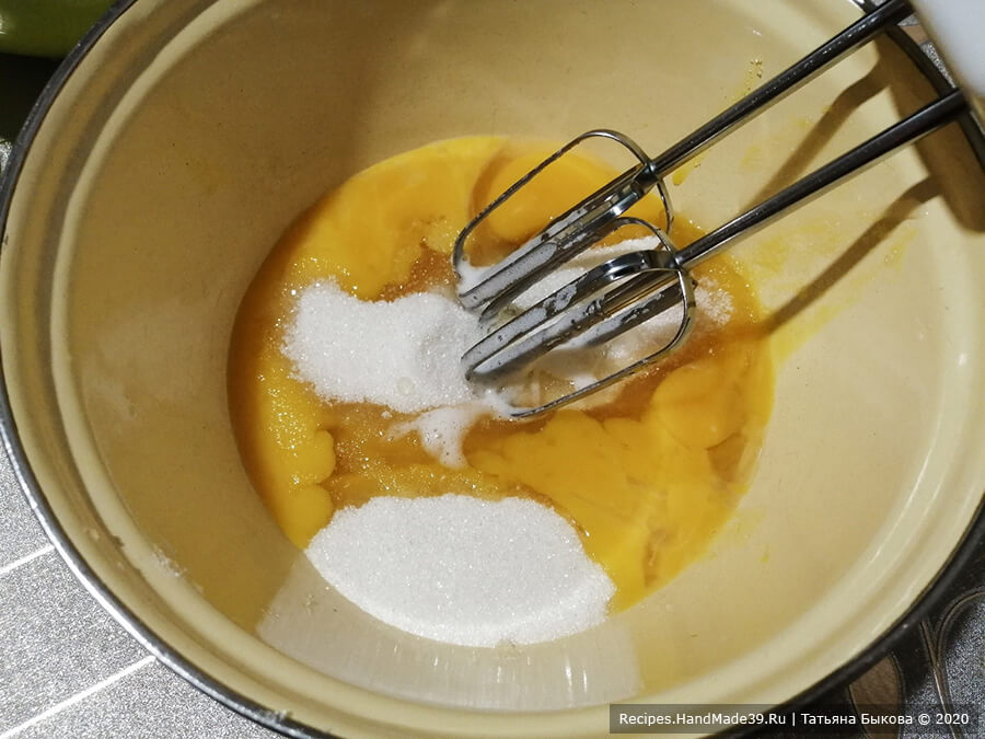 Торт «Юбилейный» – фото шаг 2. Приготовление бисквита: отделяем яичные белки от желтков. В подходящую посуду кладём 5 яичных желтков, добавляем к ним 130 граммов сахарного песка и натуральный мёд