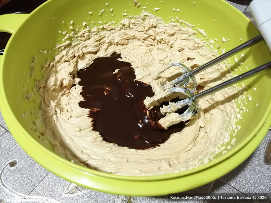 Торт «Юбилейный» – фото шаг 9. Когда вся сгущёнка соединится со сливочным маслом, пора добавлять шоколадную основу