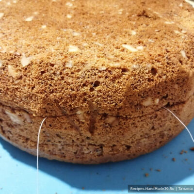 Торт «Юбилейный» – фото шаг 10. Бисквит с грецкими орехами разрезаем вдоль на 3 коржа