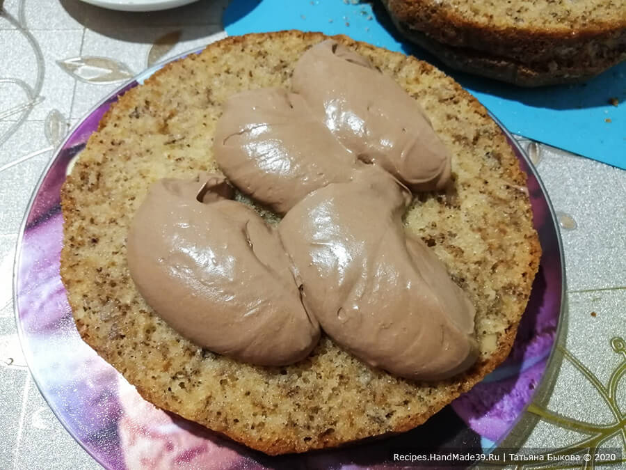 Торт «Юбилейный» – фото шаг 13. Покрываем ореховый корж частью шоколадно-карамельного крема
