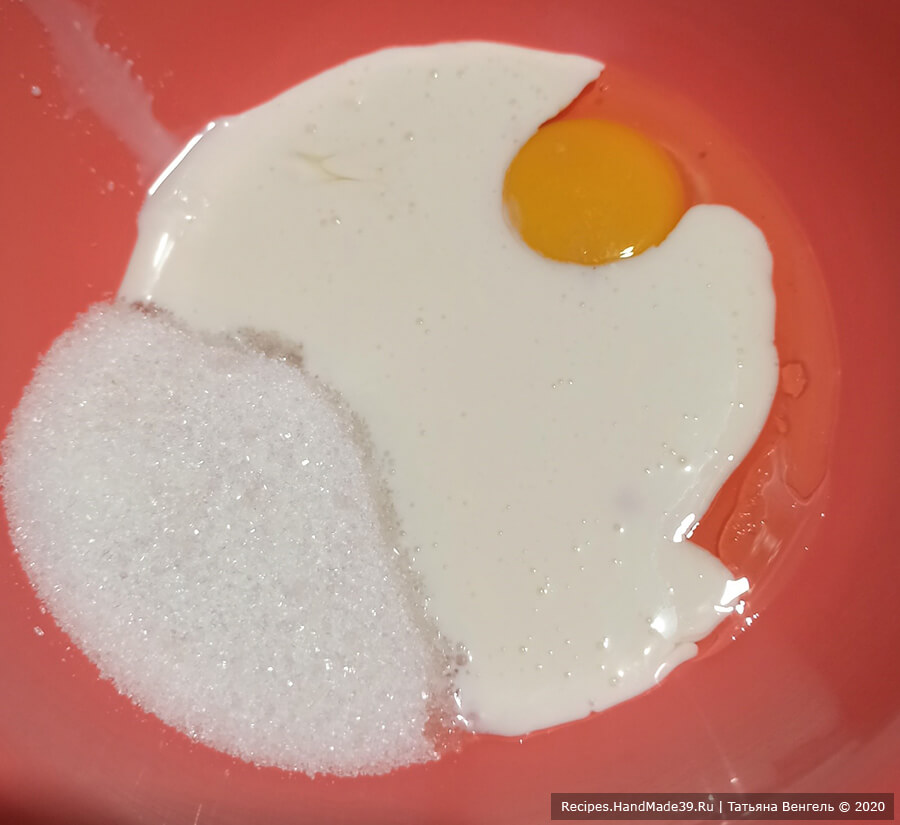 Печенье «Бантики» – фото шаг 1. Яйцо соединить с йогуртом или кефиром, перемешать