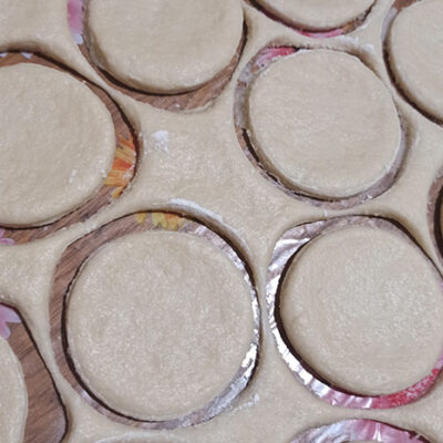 Печенье «Бантики» – фото шаг 5. Из теста вырезать круги ⌀ 8 см