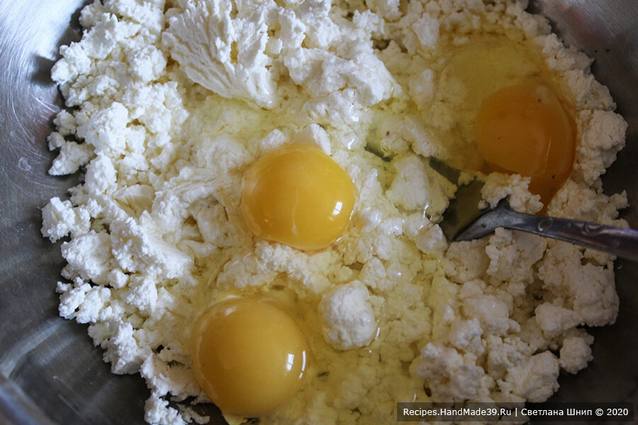 Творожные пончики «Абрикосы» – фото шаг 1. Приготовление творожного теста: соединить творог и яйца